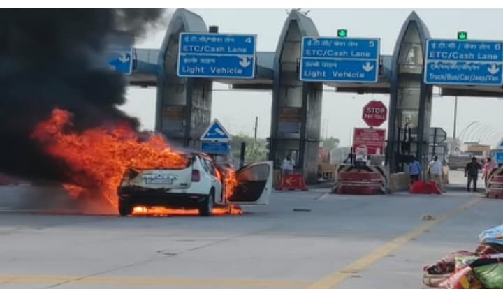 लखनऊ एक्सप्रेसवे पर दौड़ती कार बनी आग का गोला, कूदकर बचाईं लोगों