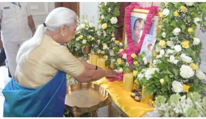 लखनऊ राज्यपाल ने प्रतीक यादव को अर्पित की श्रद्धांजलि लखनऊ। राज्यपाल आनंदीबेन