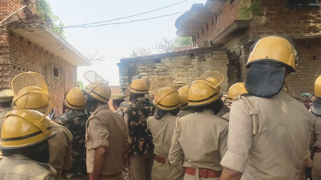 नाली विवाद ने लिया उग्र रूप : अधिकारियों व पुलिस टीम पर