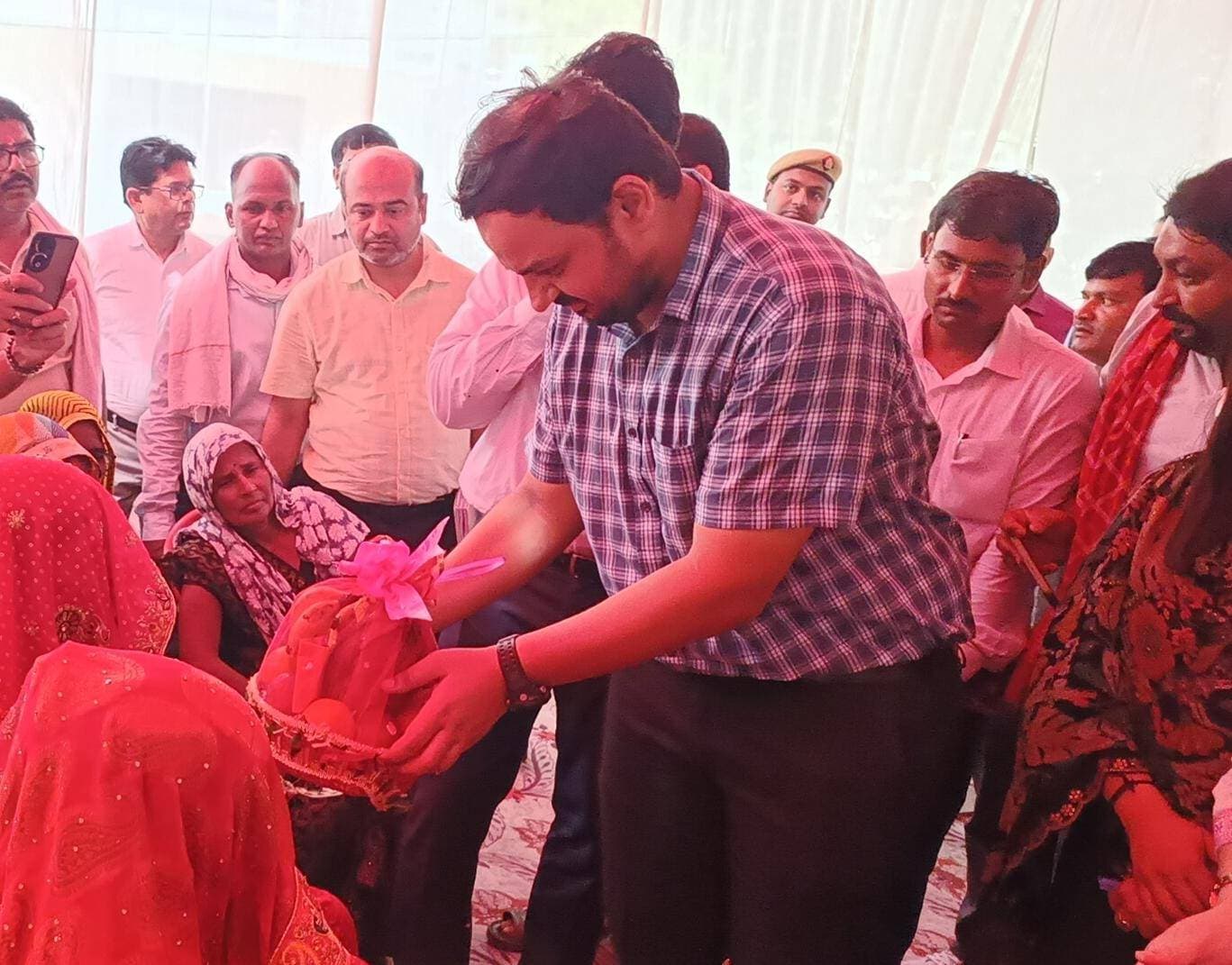 जन चौपाल में डीएम ने सुनी ग्रामीणों की समस्याएं, अधिकारियों को दिए