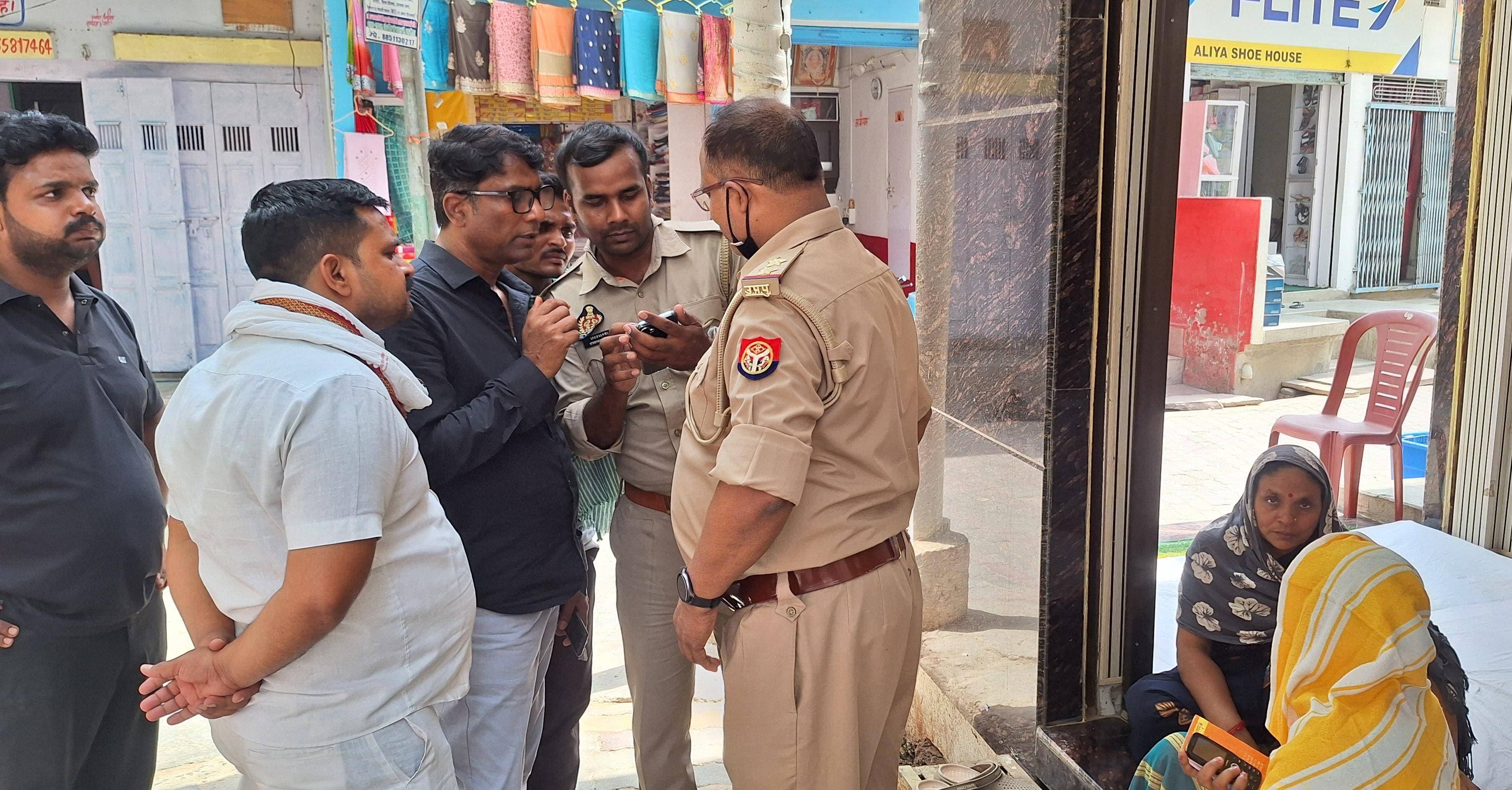 दिनदहाड़े महिला से लाखों के गहने व नकदी लेकर फरार हुए ठग
