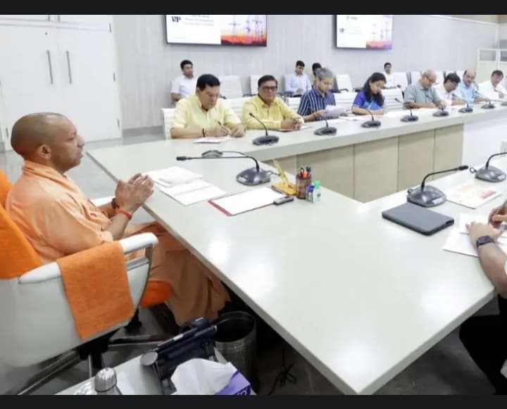​सीएम योगी का अल्टीमेटम: "बिजली सप्लाई में लापरवाही पर सीधे एक्शन, फील्ड