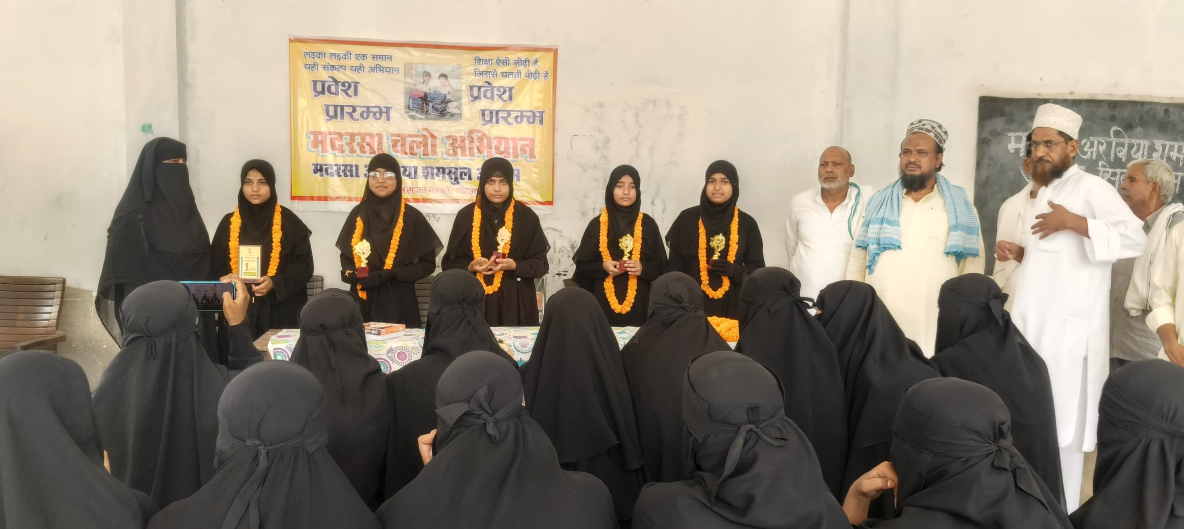 मदरसा बोर्ड परीक्षा में प्रदेश स्तर पर तीसरा व छठवां स्थान हासिल कर क्षेत्र का नाम रोशन करने वाली छात्राओं का सम्मान समारोह आयोजित