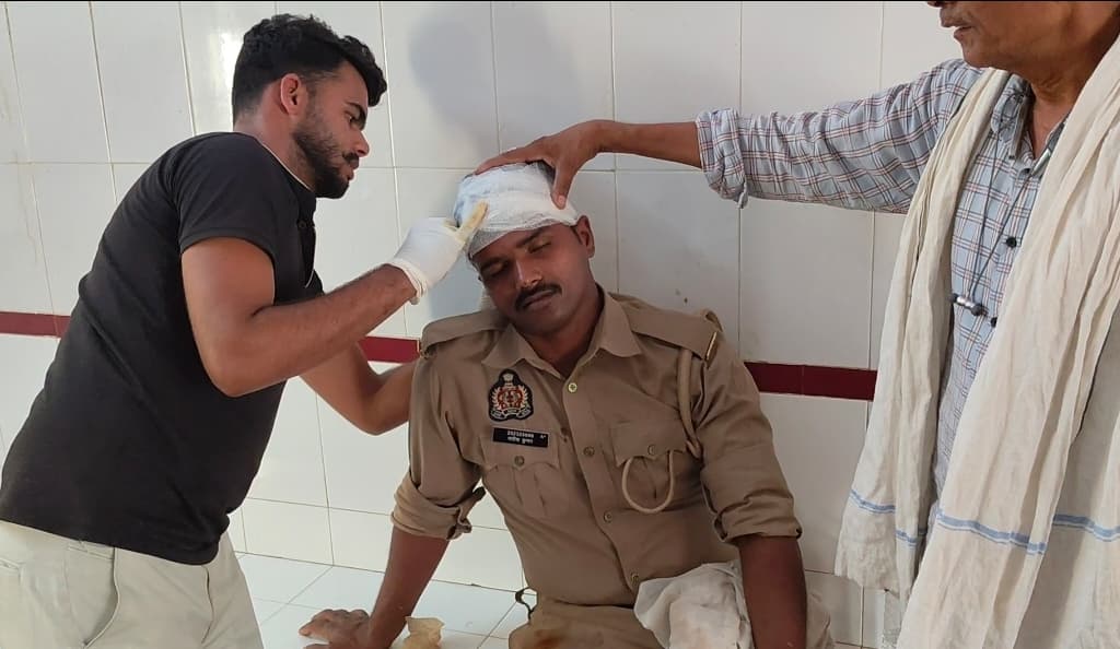 गोरखपुर जनपद केबेलघाट दियारा क्षेत्र से गश्त कर लौट रही पुलिस टीम