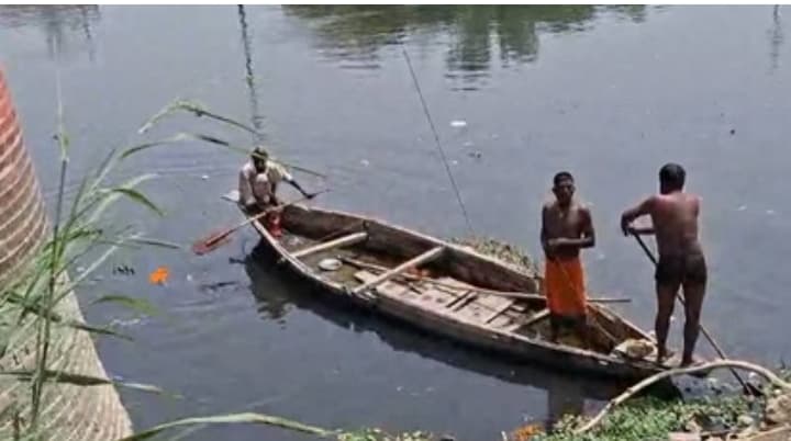युवक ने गाड़ी खड़ी की, कपड़े उतारे और गोमती में कूद गया;