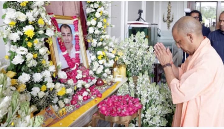 प्रतीक यादव की तेरहवीं में पहुंचे सीएम योगी, अपर्णा समेत परिवार के