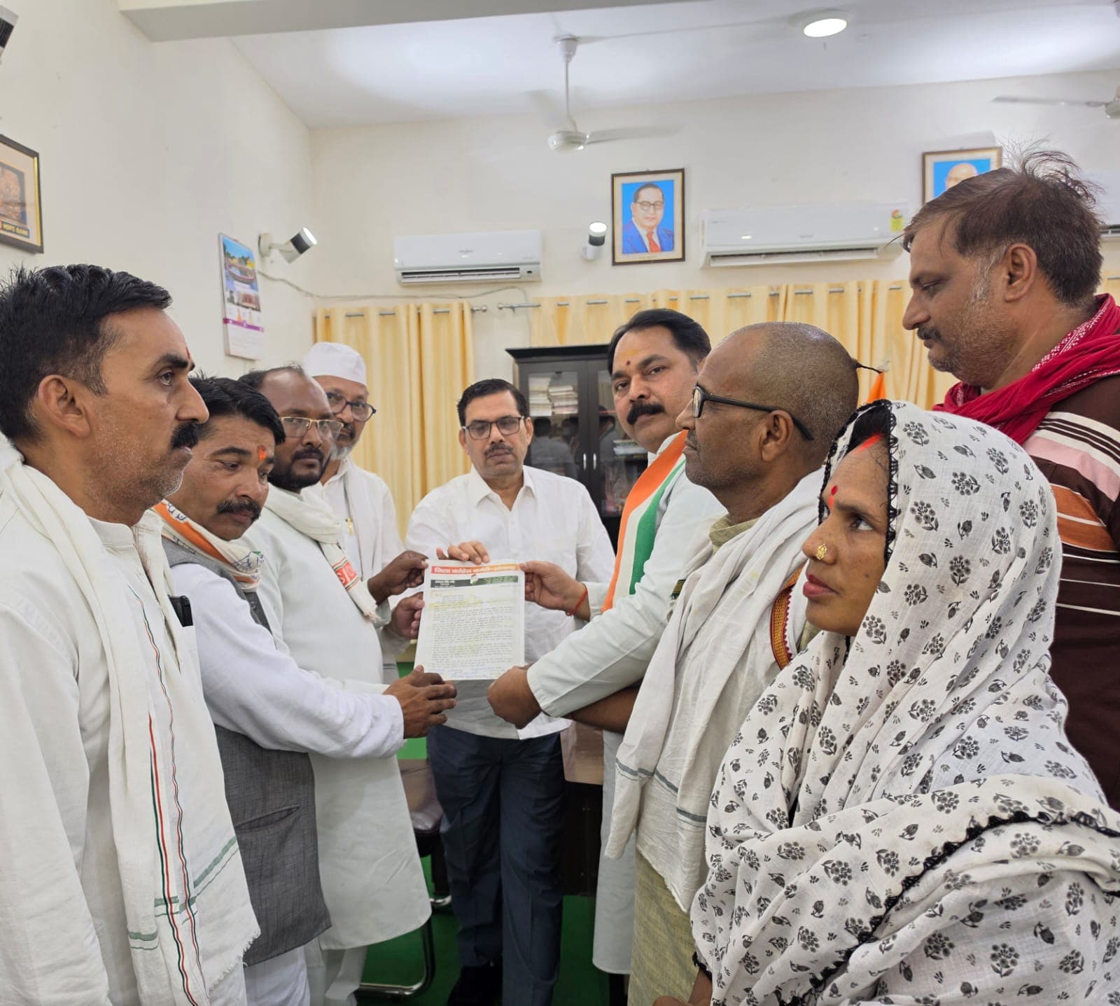 महोबा कांड पर सोनभद्र कांग्रेस का हल्ला बोल, राज्यपाल को भेजा ज्ञापन
