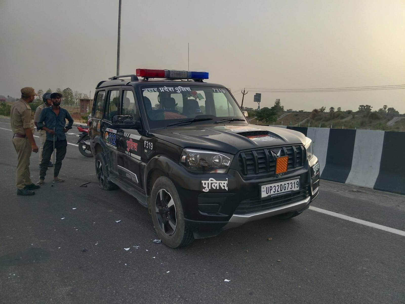 *पीआरवी 112 की स्कॉर्पियो में बाइक सवार ने मारी टक्कर , तीन