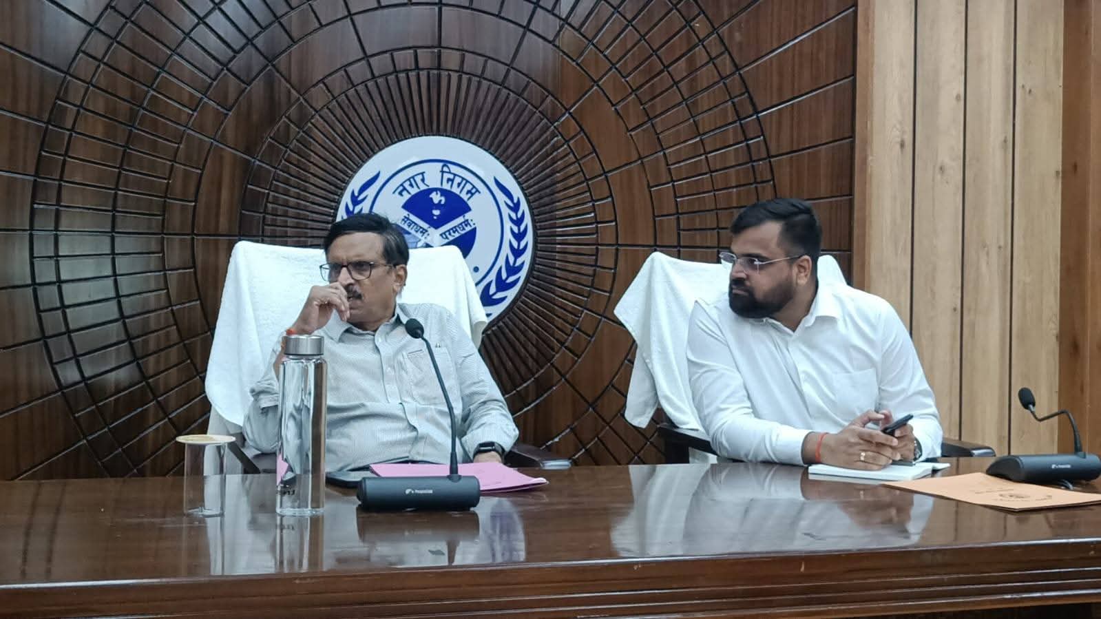 नगर निगम सदन में हंगामा, देरी से पहुंचे अधिकारी तो भड़के पार्षद