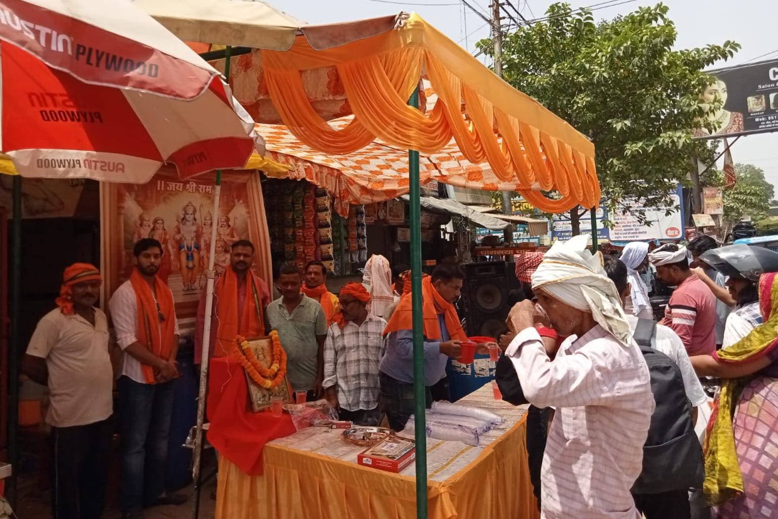 ज्येष्ठ मास के चतुर्थ बड़े मंगलवार पर बस स्टेशन पर हुआ शर्बत वितरण कार्यक्रम
