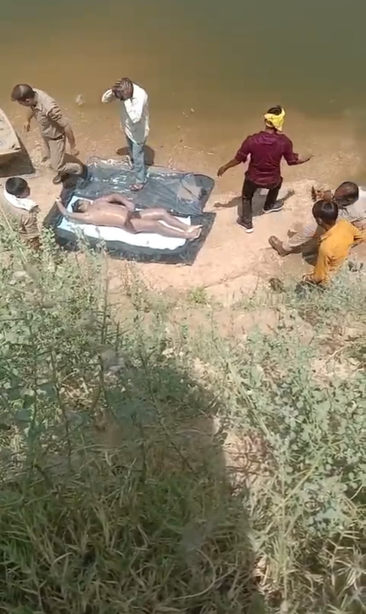 घर से लापता युवक की लाश किशनपुर के एकड़ला घाट में मिली।