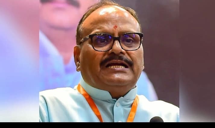 गोरखपुर के अस्पतालों में लूट और लापरवाही का खेल: जनता मांग रही