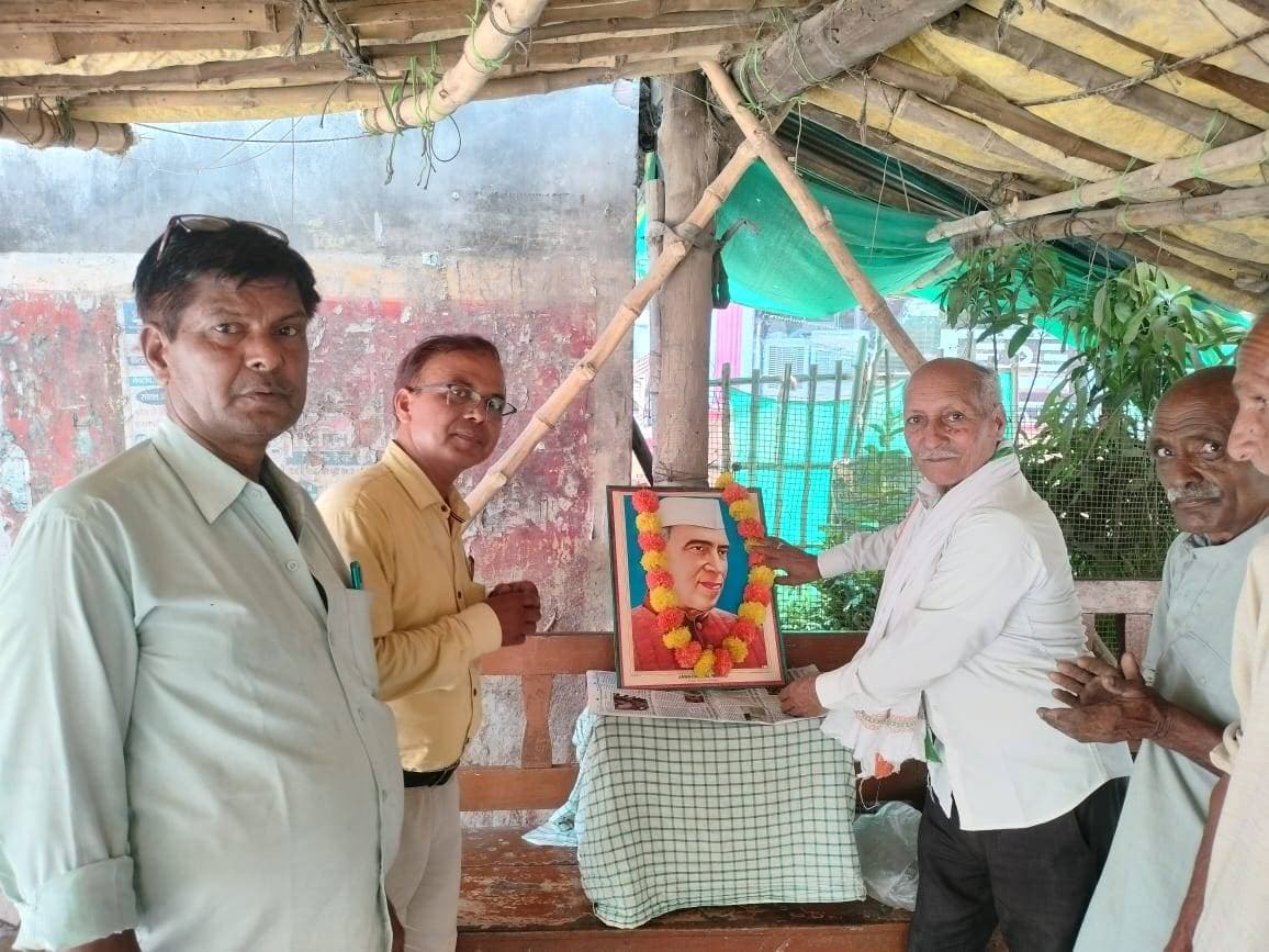 पंडित जवाहरलाल नेहरू की पुण्यतिथि पर कांग्रेसजनों ने दी श्रद्धांजलि जखनिया/गाजीपुर। ब्लॉक