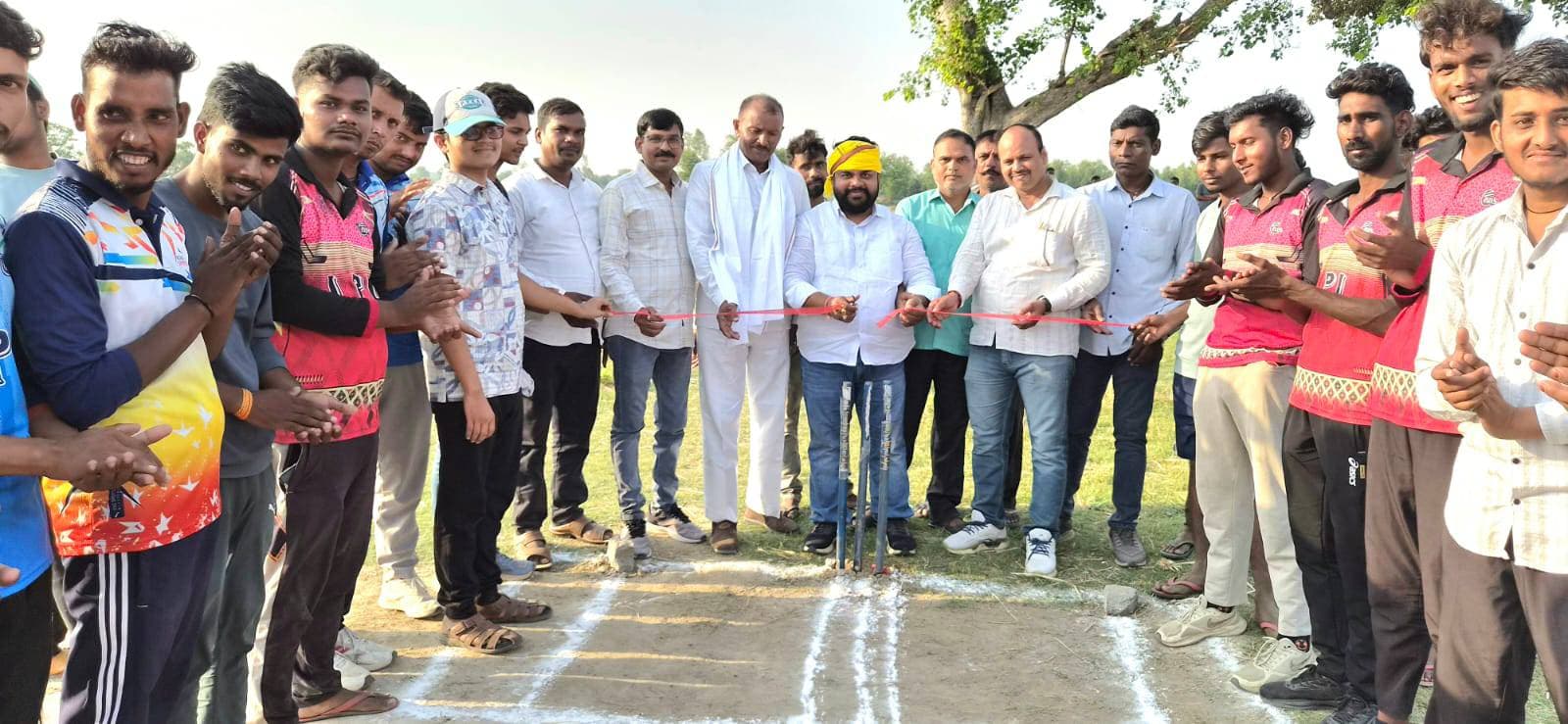 एक दिवसीय क्रिकेट मैच का समाजसेवी ने फीता काटकर किया उद्घाटन,