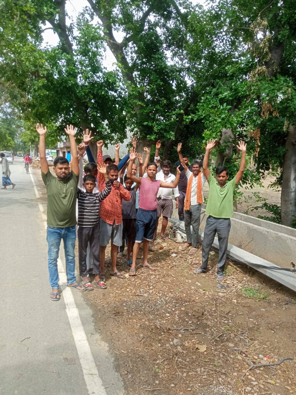 पांच दिन बाद भी उपकेंद्र से आधा किलोमीटर स्थित अनन्तपुर चौराहे कीबस्ती में नहीं बहाल हो सकी बिजली,