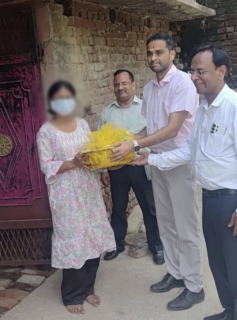 देवरिया डीएम ने घर जाकर छय रोगियों का बढ़ाया मनोबल
