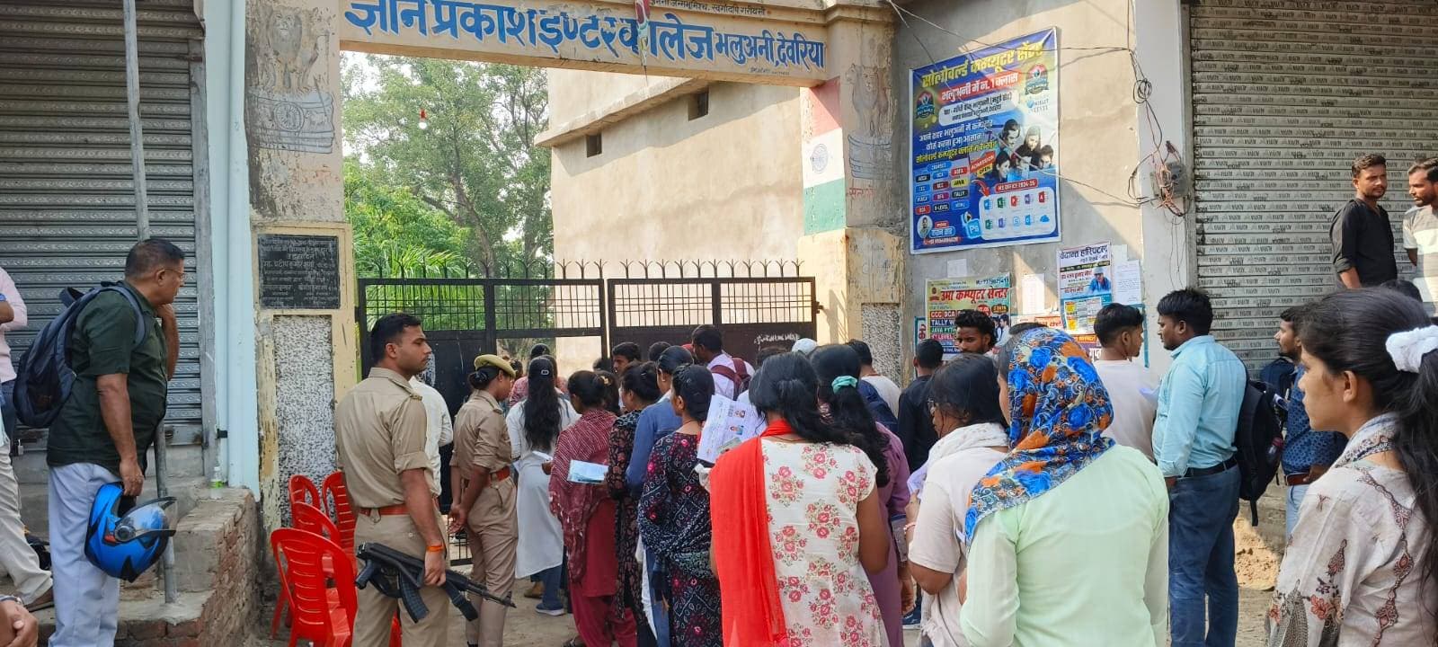 संयुक्त बी एड प्रवेश परीक्षा में अभ्यर्थियों की भीड़
