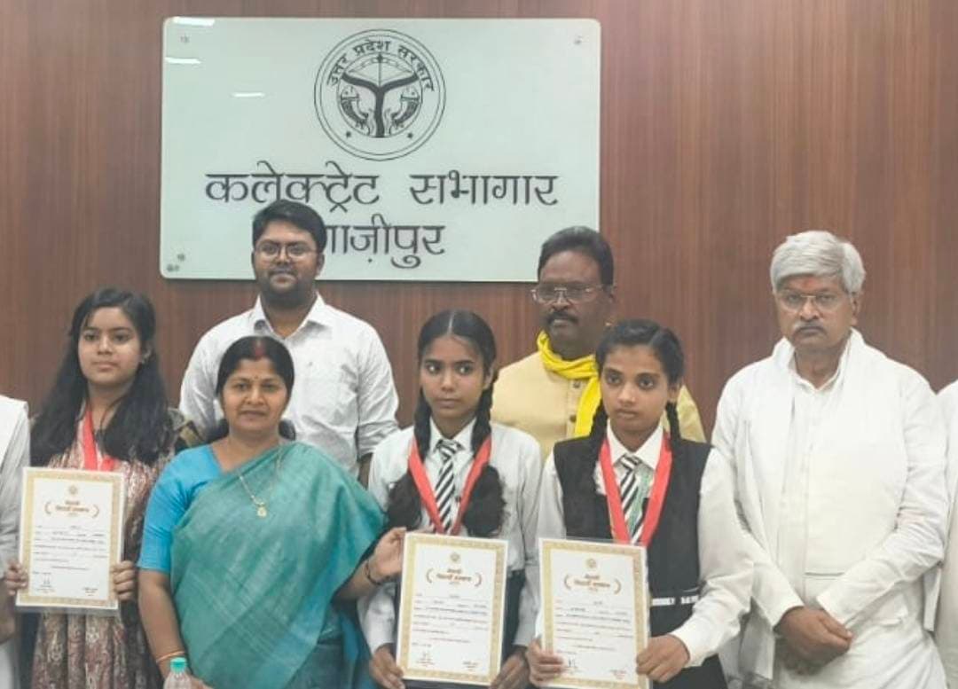 मेधावी विद्यार्थी सम्मान समारोह में स्वर्गीय राम नगीना सिंह इंटर कॉलेज अलीपुर