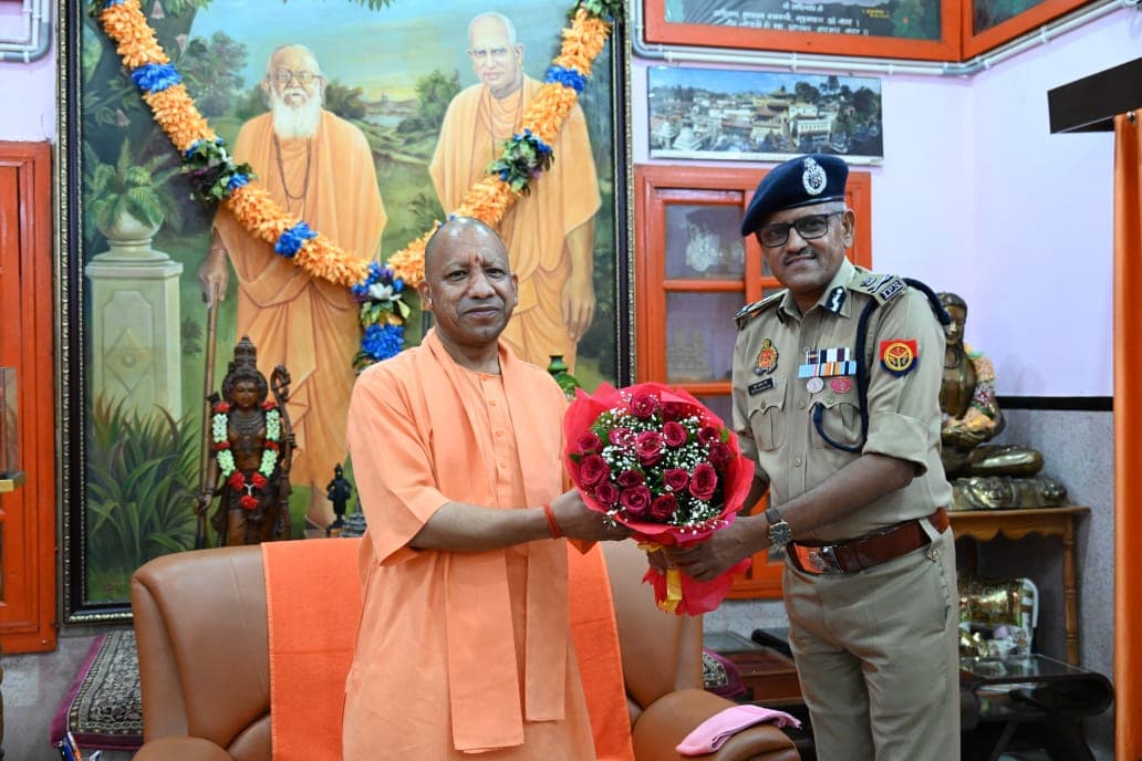 डीजी बनने के बाद एडीजी जोन गोरखपुर अशोक मुथा जैन ने सीएम