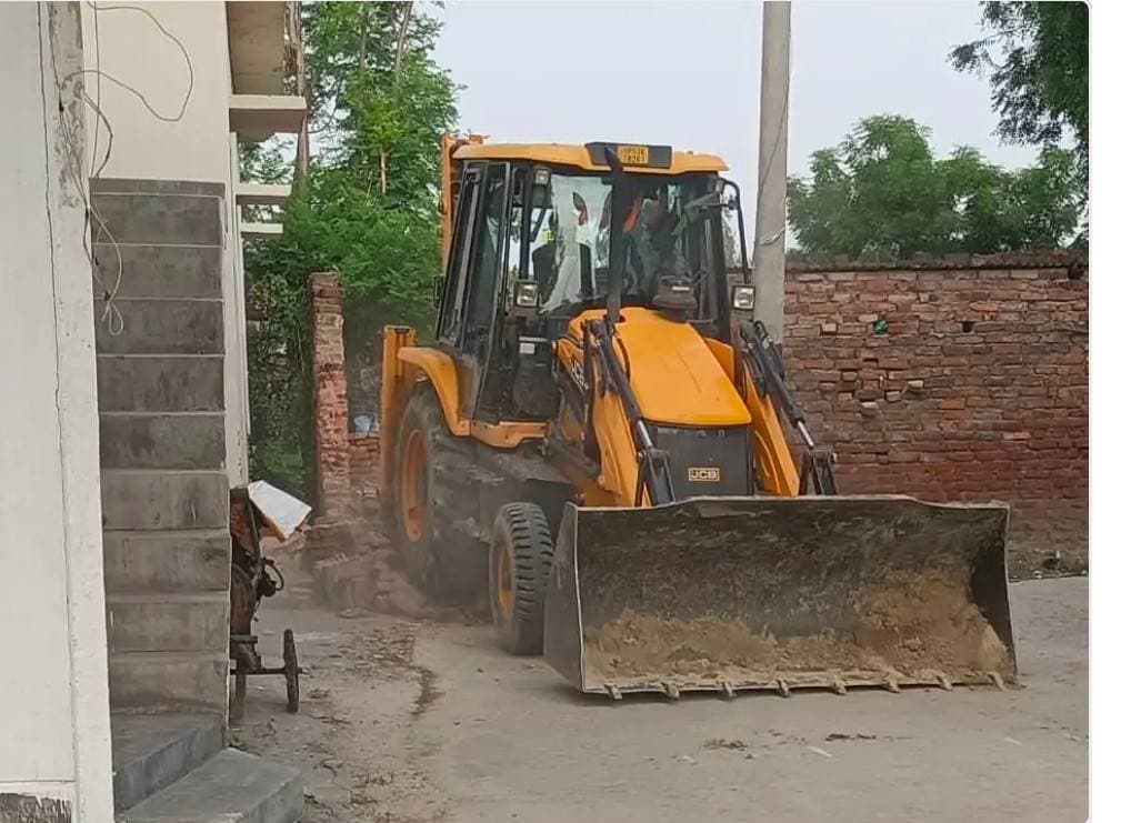 जेसीबी चलाकर सार्वजनिक मार्ग को कराया गया अतिक्रमण मुक्त गगहा गोरखपुर बांसगांव