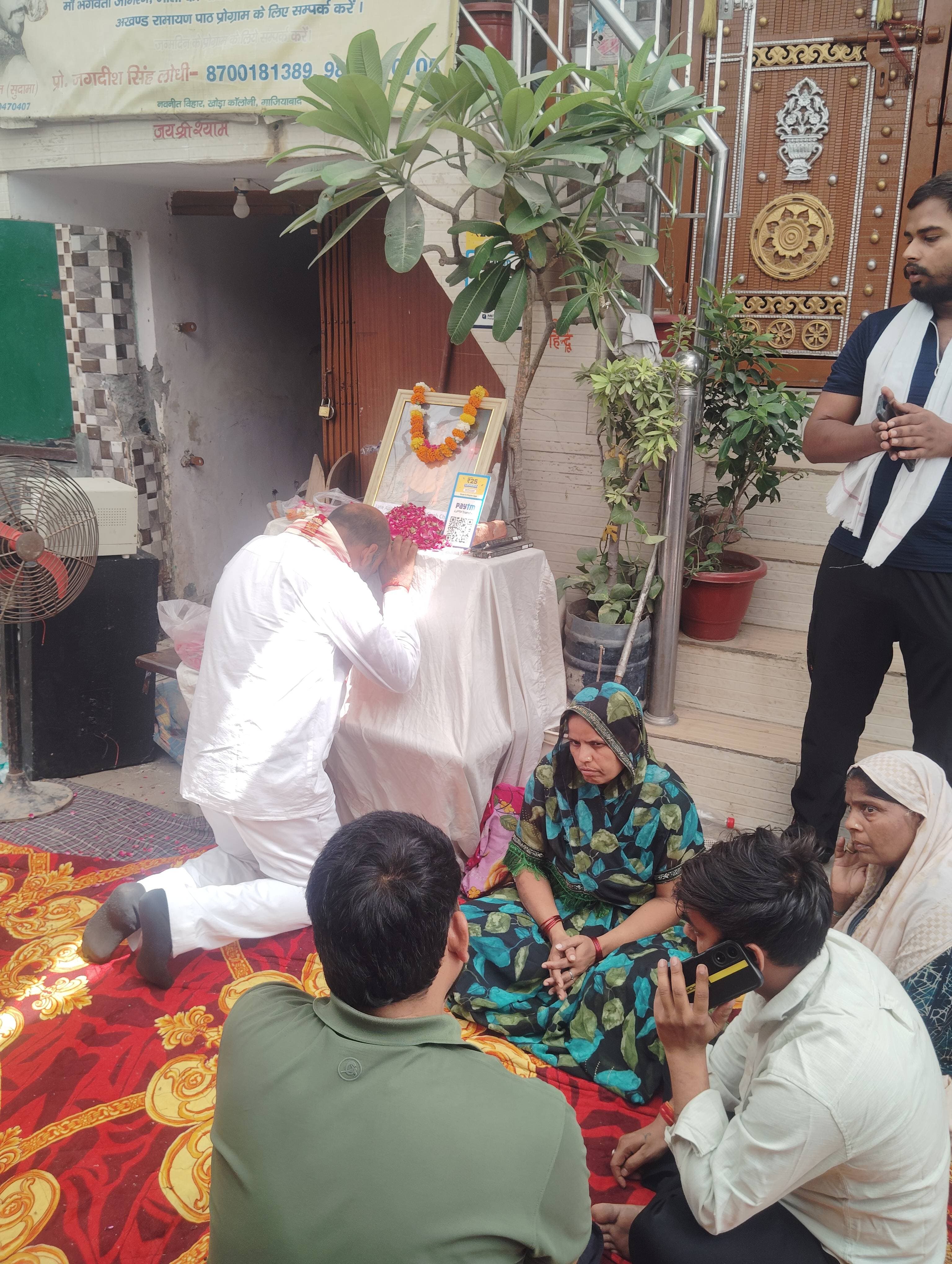 *सूर्या चौहान के परिजनों से मिले भाजपा के वरिष्ठ नेता विजय सिंह