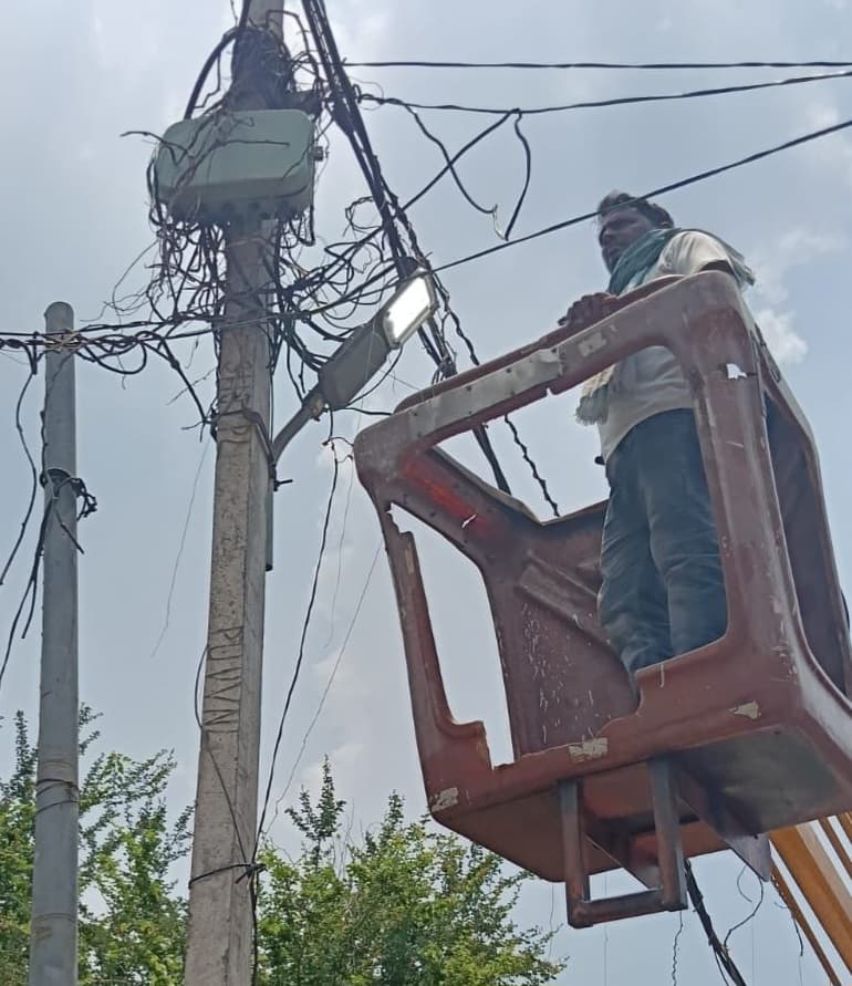 तिलक नगर में अंधेरे पर जीत, शिकायत के बाद खराब स्ट्रीट लाइटों की हुई मरम्मत