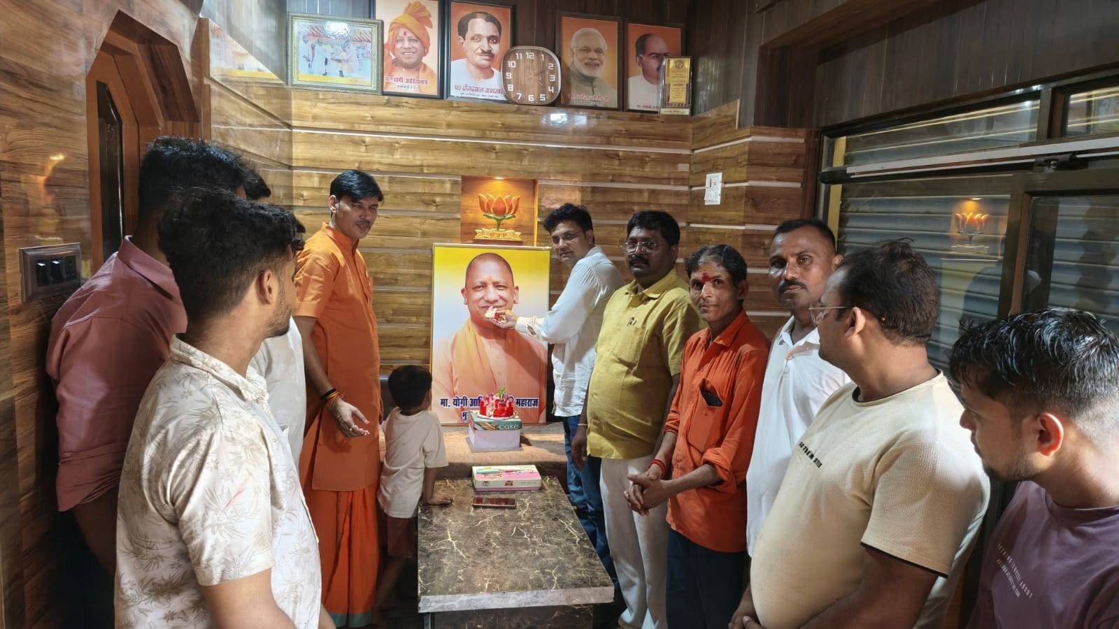 भाजपा कार्यकर्ताओं ने मनाया मुख्यमंत्री योगी आदित्यनाथ का जन्मदिन, लगाया ‘एक वृक्ष