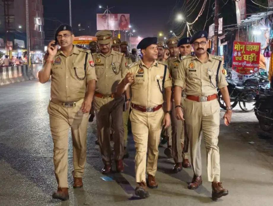 डीआईजी ने किया पैदल गश्त, सुरक्षा व्यवस्था का लिया जायजा