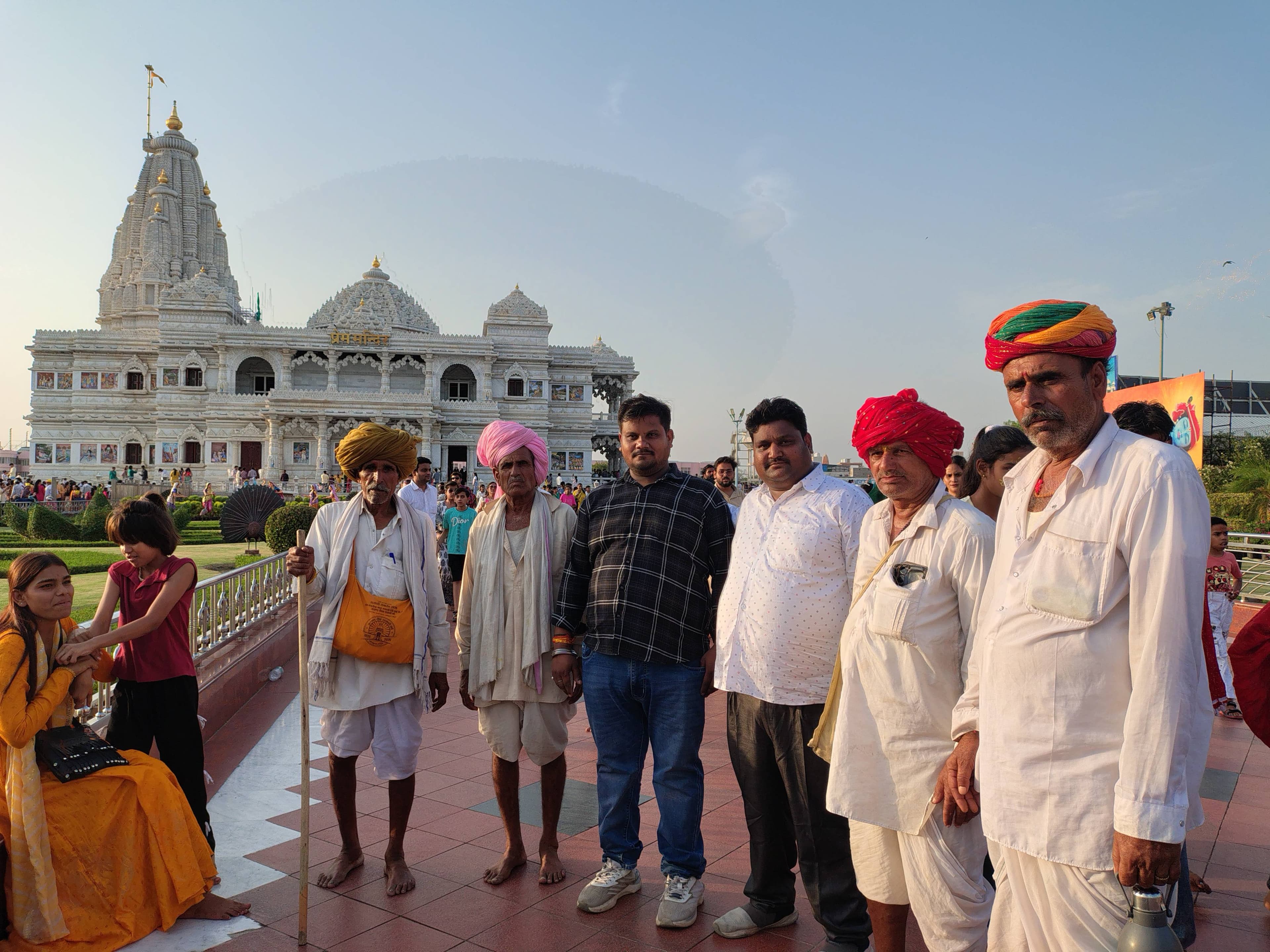 *वृंदावन के प्रेम मंदिर में भक्तों को हुआ दिव्य अलौकिक अनुभव, भगवान
