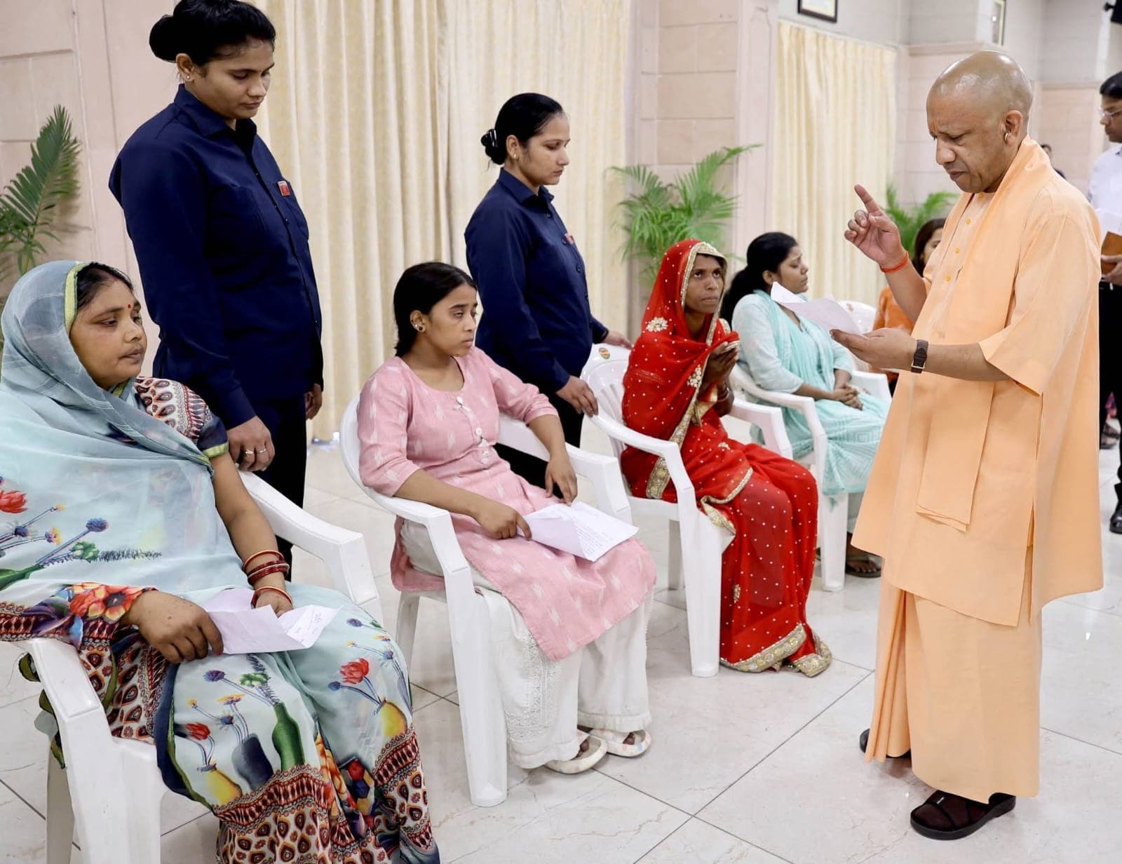 सीएम का जनता दर्शन: मां के साथ पहुंची बेटी, कहा- 12वीं में