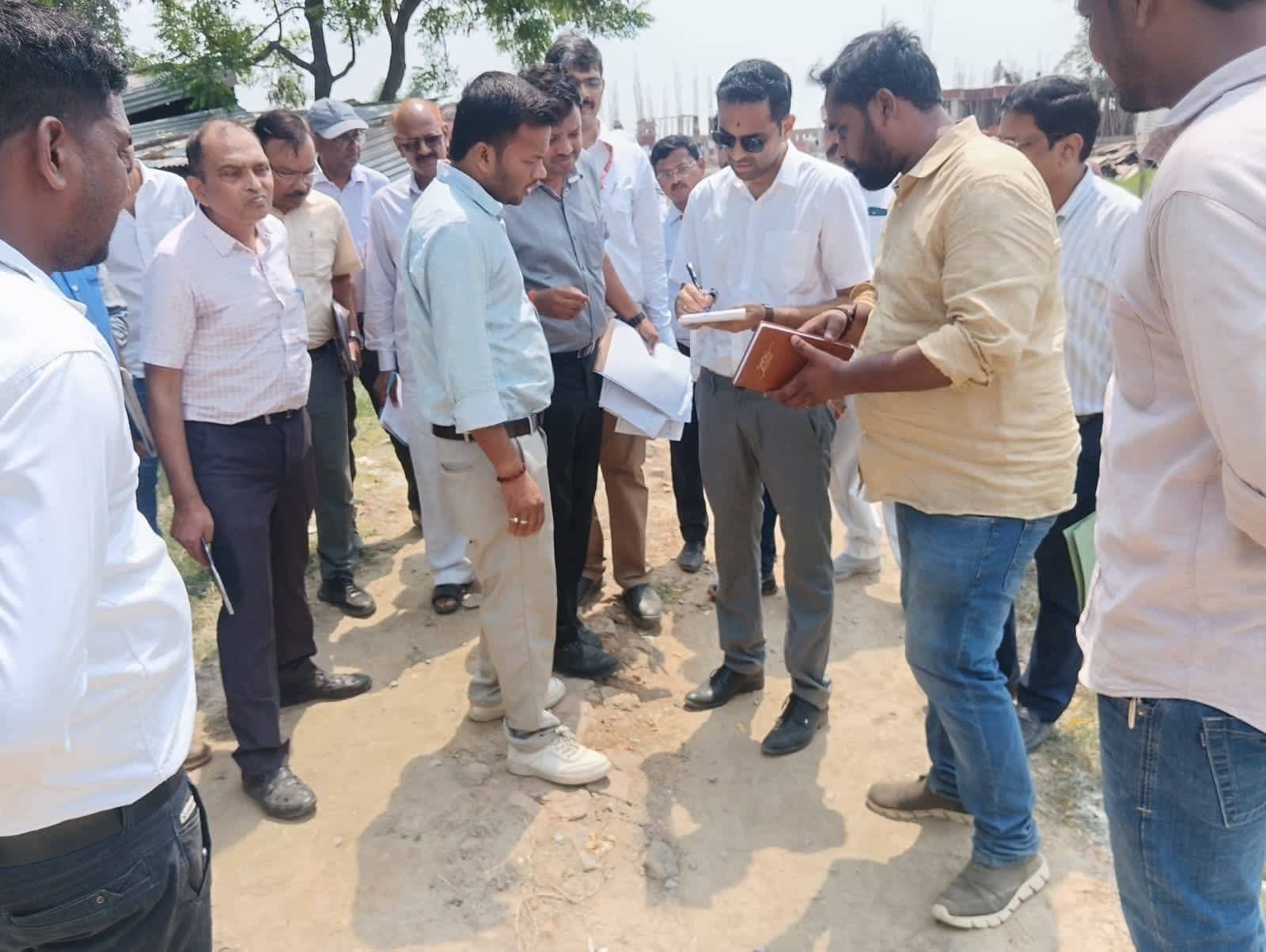 डीएम ने निर्माणाधीन परियोजनाओं का किया औचक निरीक्षण, गुणवत्ता व समयबद्धता पर दिया जोर