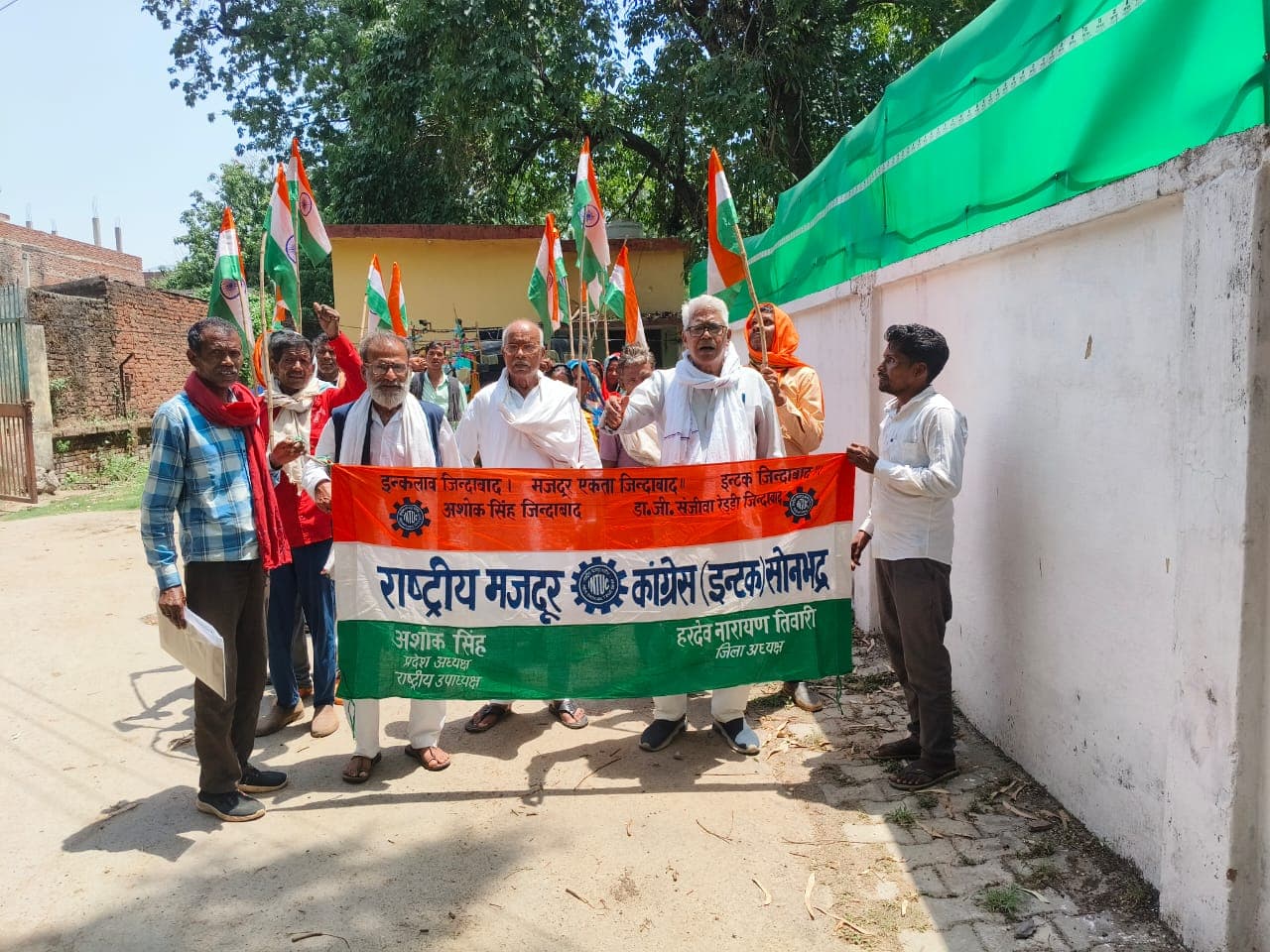 25 वर्षों से खेती कर रहे आदिवासियों की जमीन पर फर्जी पट्टे पेट का आरोप