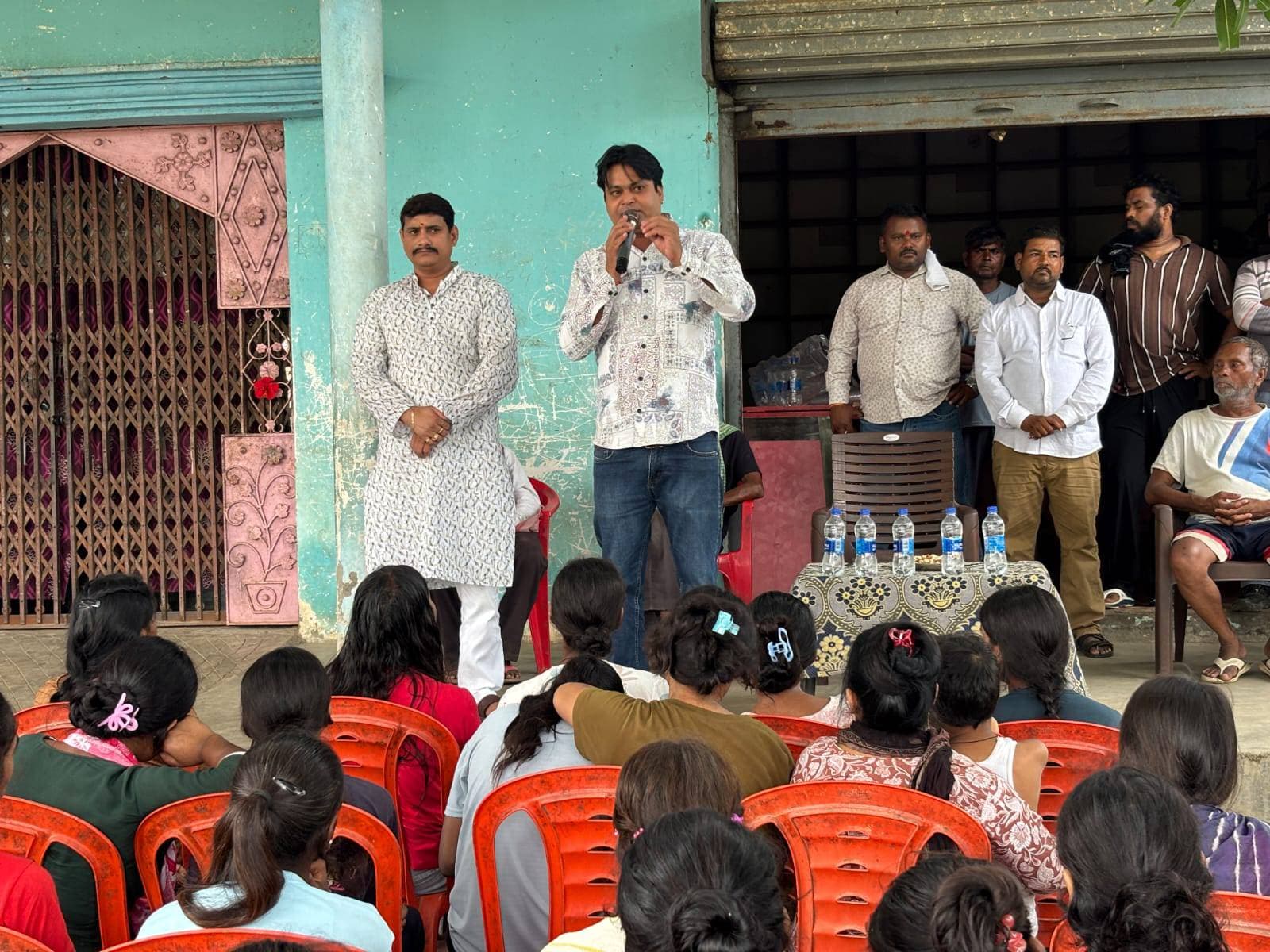 चौपाल में समाजसेवी एस के शर्मा ने जनता से किया संवाद
