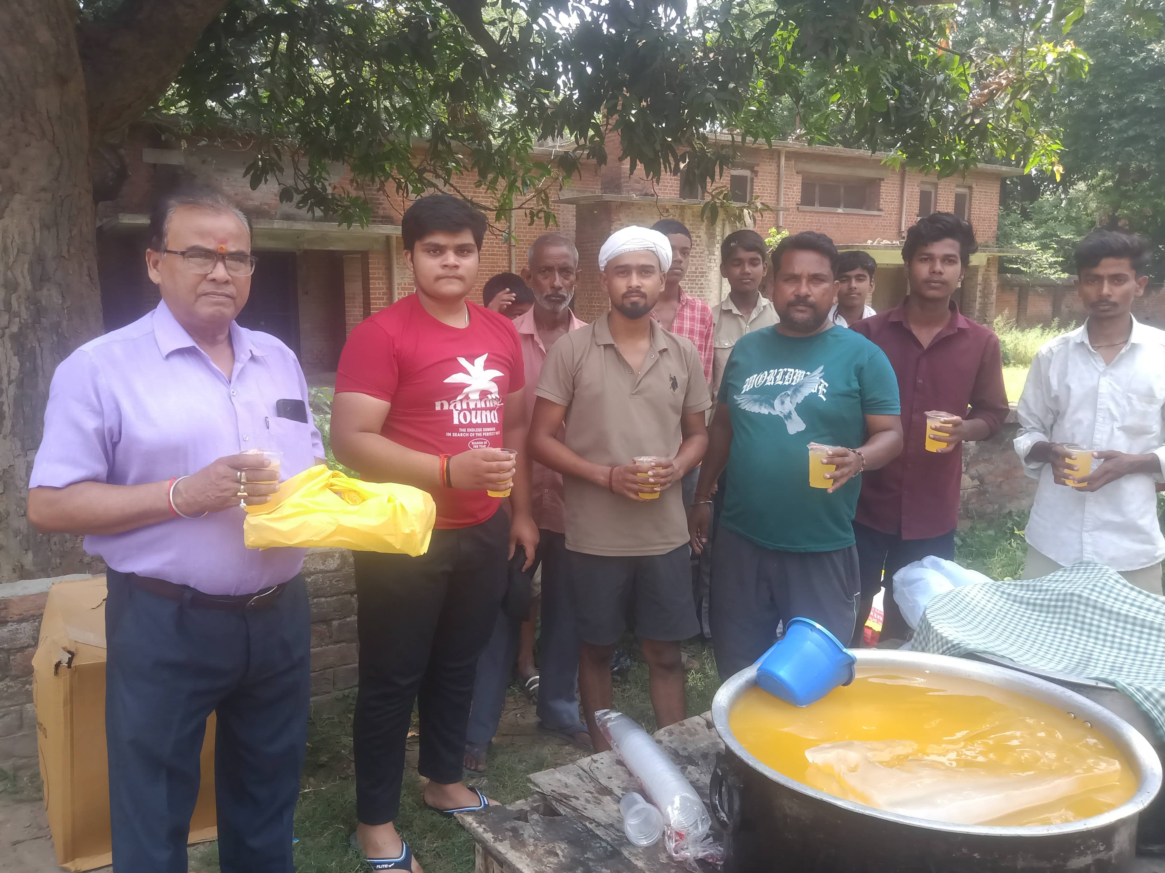 ब्लॉक रोड हनुमान मंदिर सरदारनगर में पिलाया गया शरबत