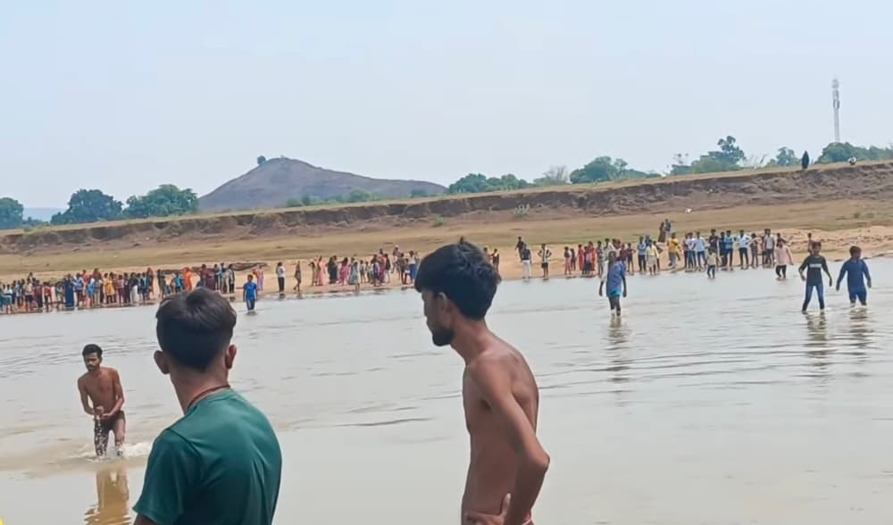 चोपन थाना क्षेत्र के मीतापुर गांव में सोन नदी में बुधवार को तीन बच्चों के डूबने से मौत