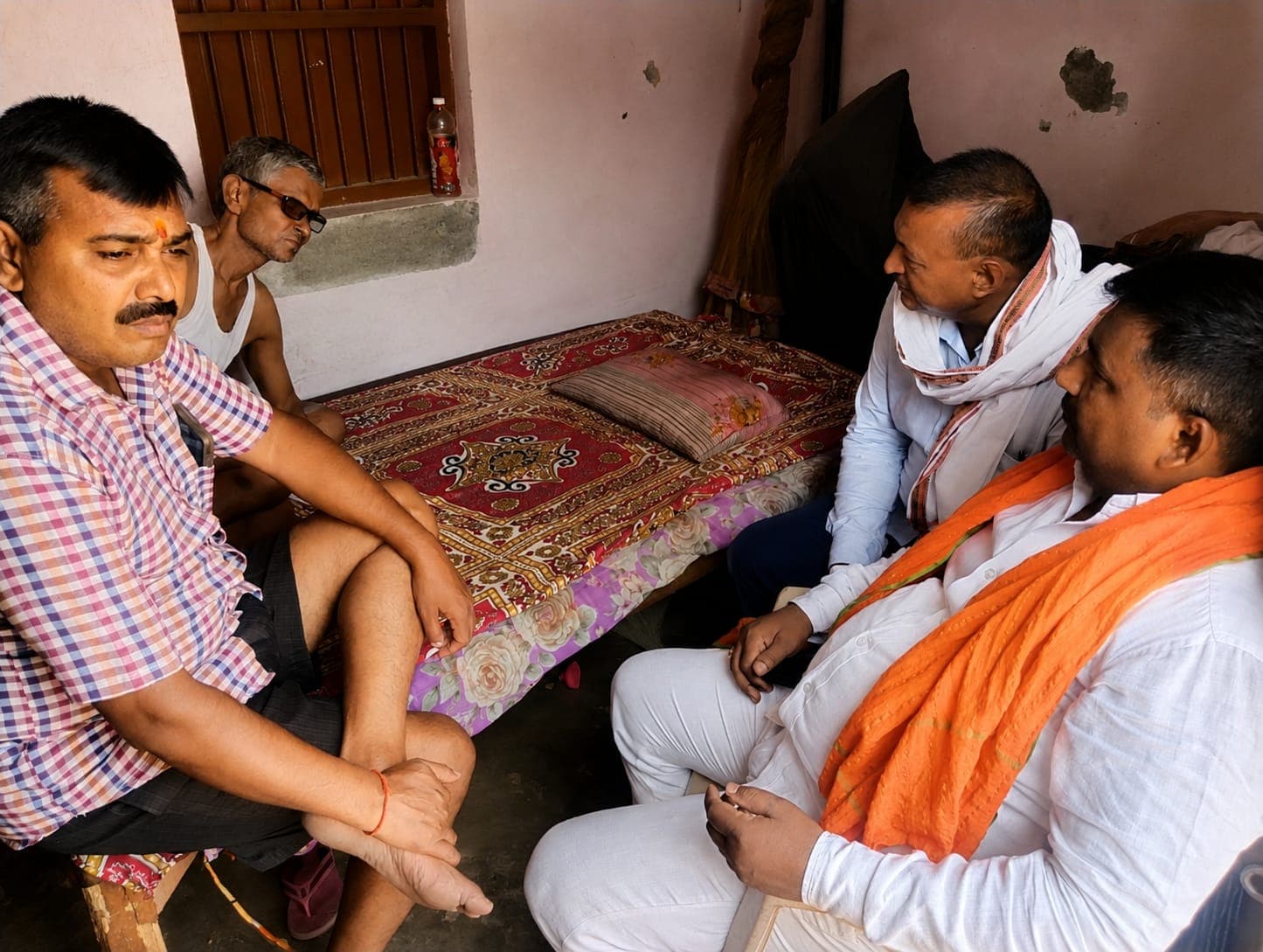 तिहरे हत्याकांड के पीड़ित परिवार के सहारा बने जितेंद्र सिंह, आर्थिक मदद कर जताई संवेदना