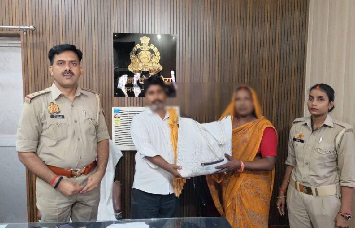 ऑटो चालक ने पेश की ईमानदारी की मिसाल खोए हुए बैग को पुलिस ने लौटाया