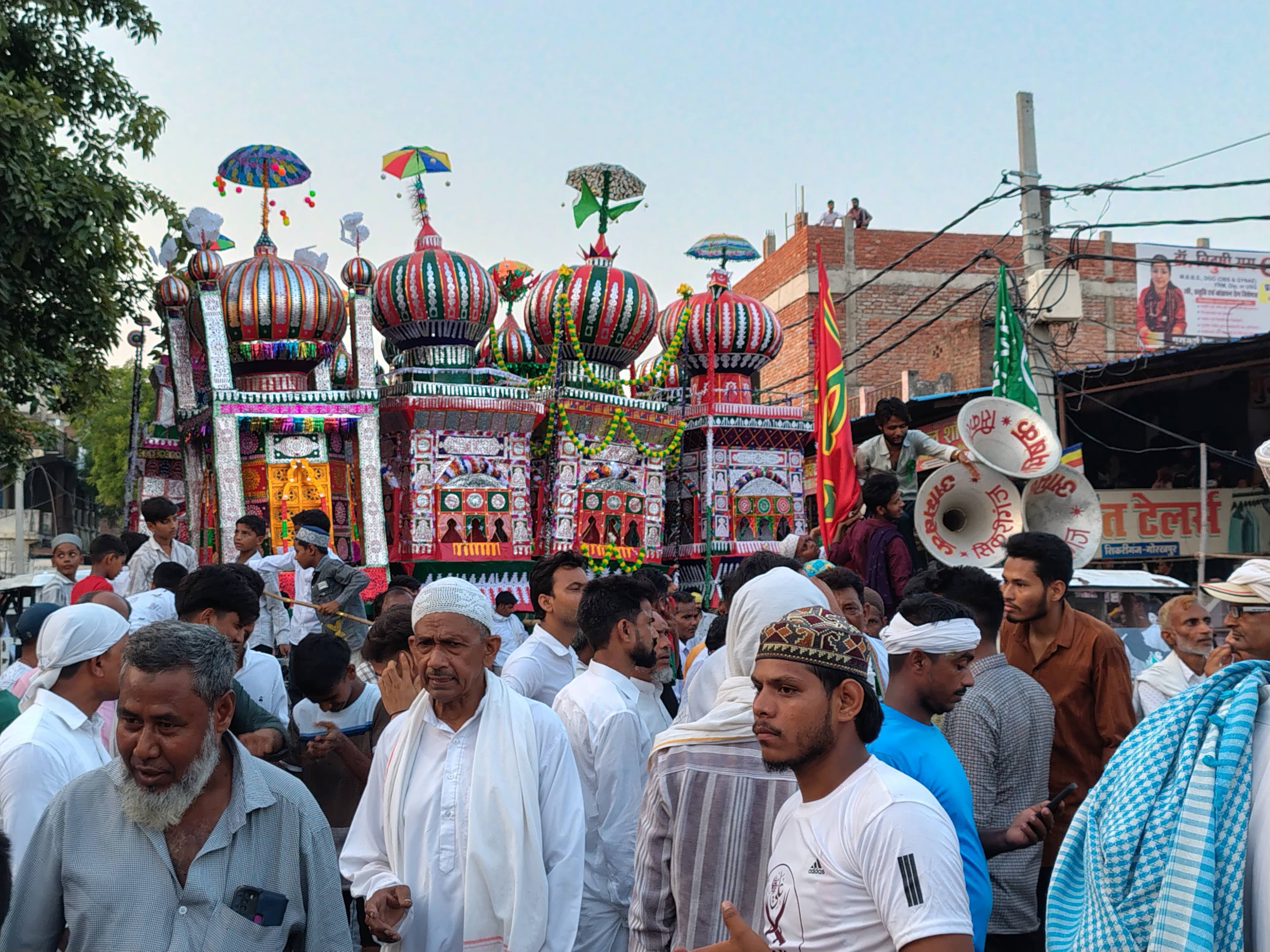 *गोरखपुर के सिकरीगंज हाता-ए-नवाब से अकीदत के साथ निकला मोहर्रम का जुलूस,