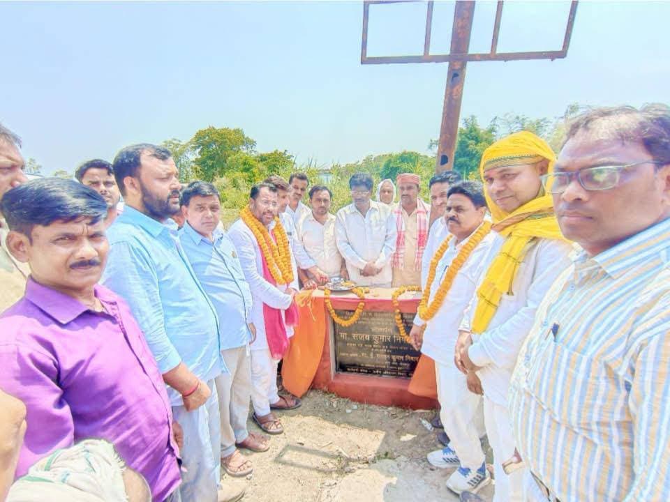 विधायक ने सड़को और नालियों का किया लोकापर्ण और शिलान्यास