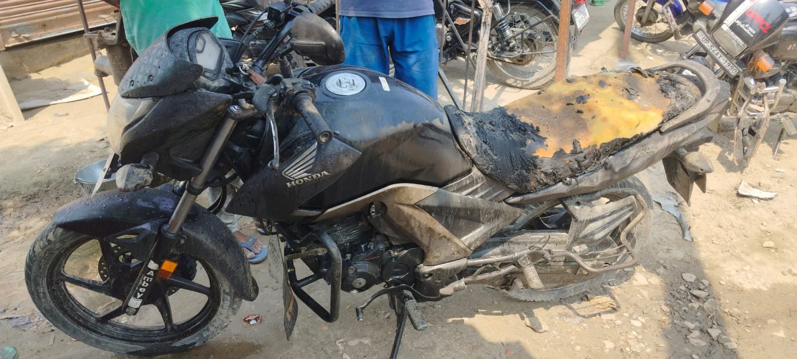 *डेरवा चौराहा पर ट्रांसफार्मर फटा, चिंगारी से बाइक में आग*