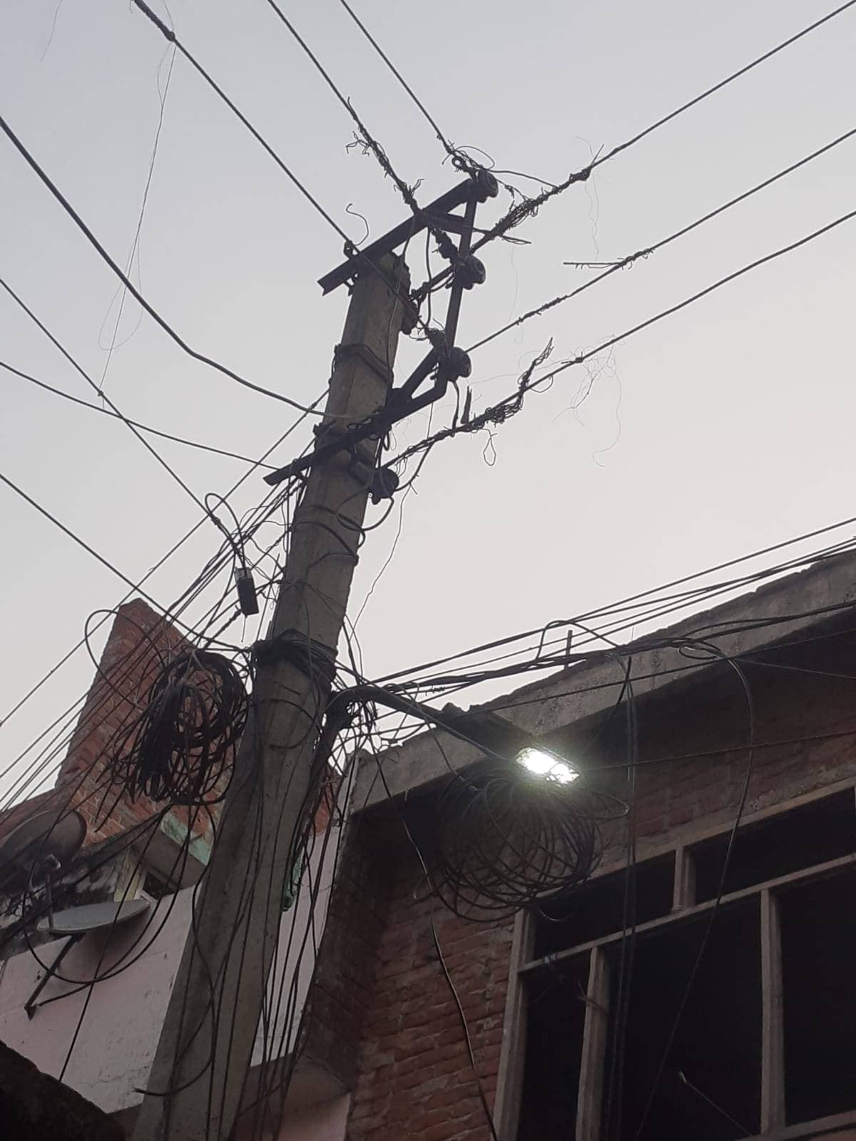 बार-बार बिजली कटौती से रुद्रपुर नगरवासी परेशान, लोगों में भारी आक्रोश रुद्रपुर,