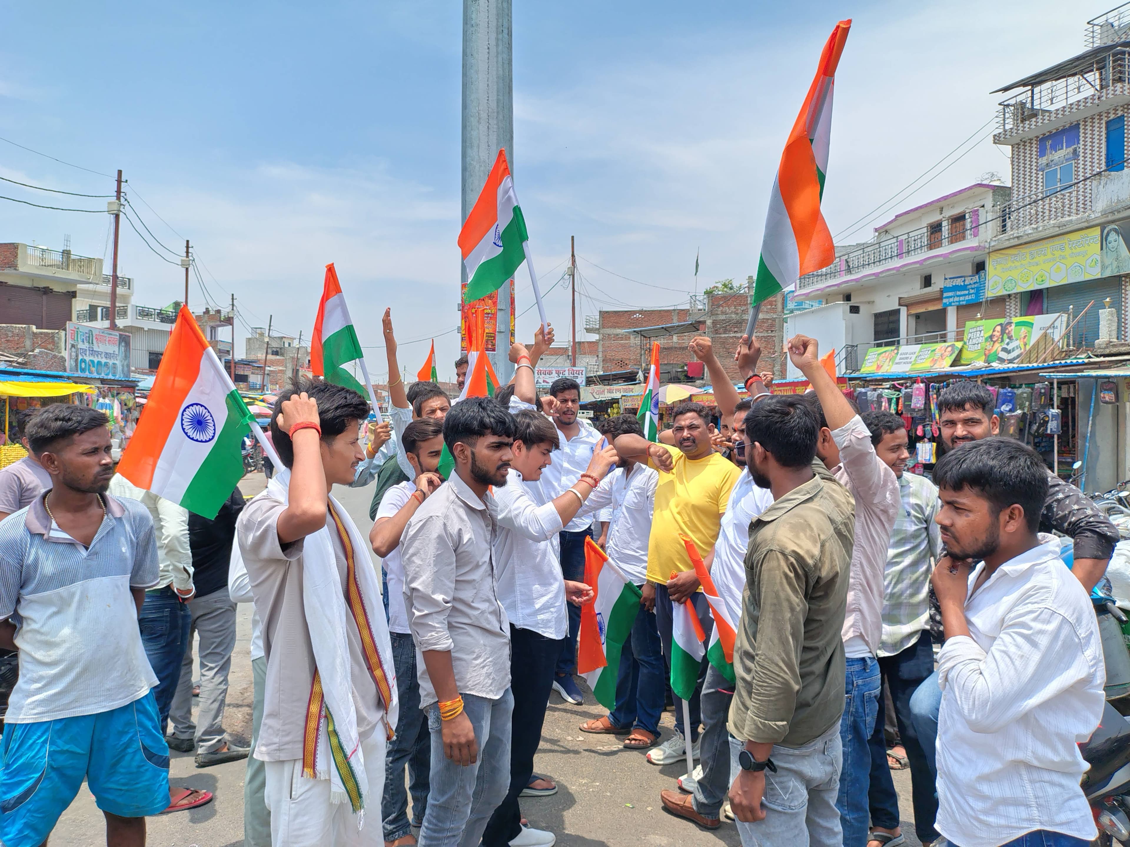 *भरत भूषण तिवारी एनकाउंटर के विरोध में गोरखपुर के सिकरीगंज में युवाओं