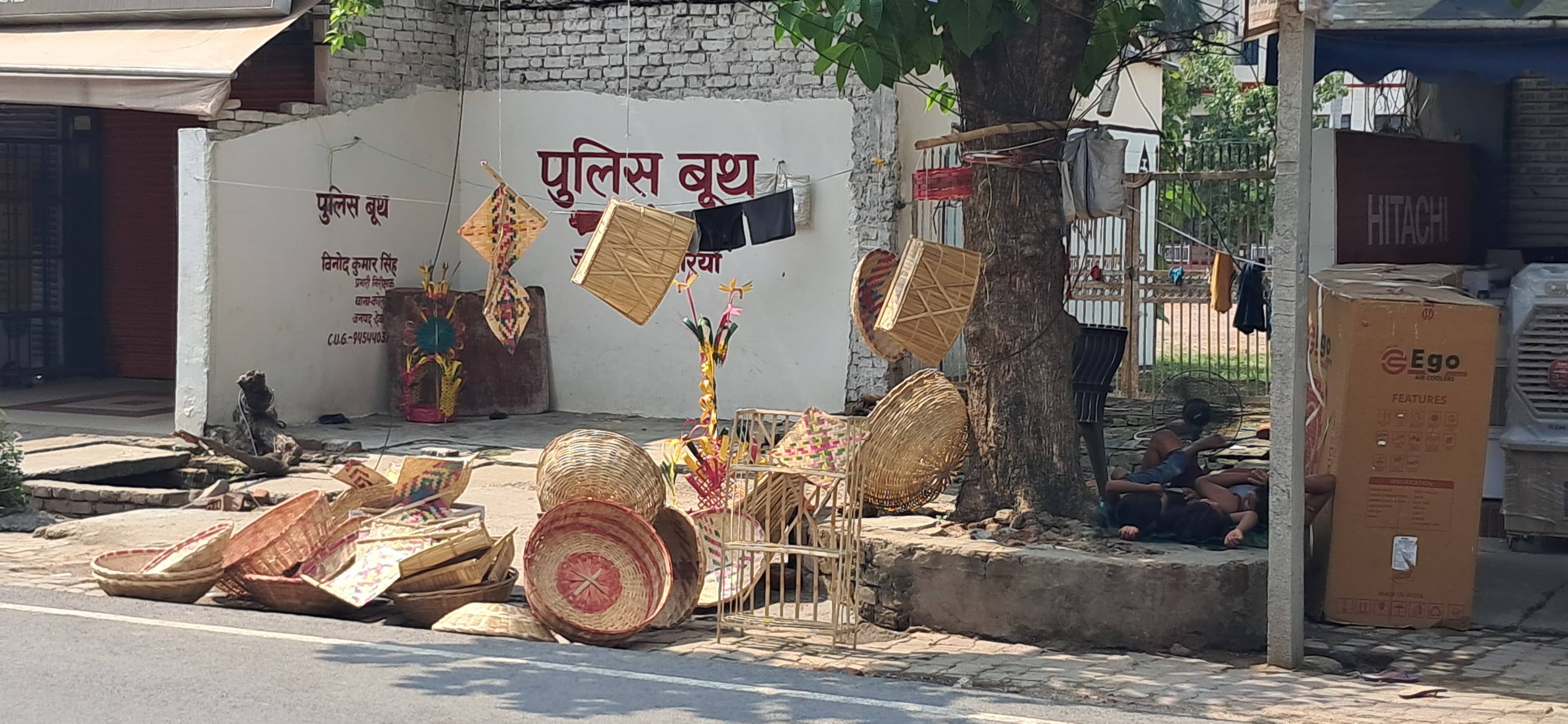 न्यूज देवरिया, डीएम आवास के सामने पुलिस बूथ पर कथित रूप से