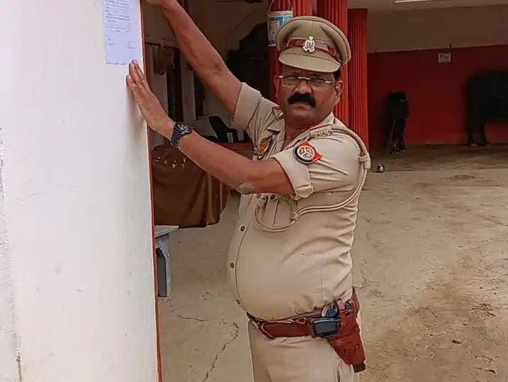रुद्रपुर पुलिस की उद्घोषणा कार्रवाई: फरार आरोपी के घर चस्पा किया नोटिस