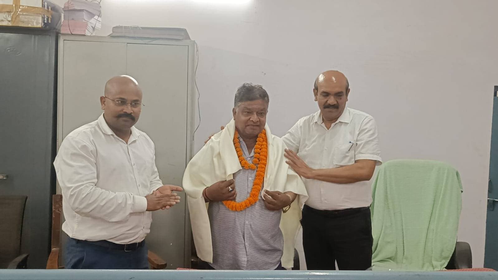 सेवा के 30 वर्ष पूर्ण कर मुख्य अनुलेखक सुधीर कुमार श्रीवास्तव सेवानिवृत्त