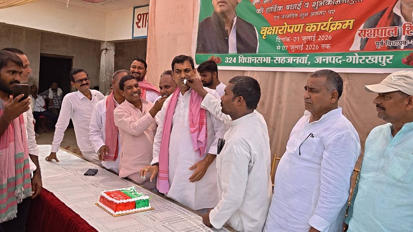 शारदा प्रसाद रावत जनता इंटर कालेज सिधौली में जनकल्याण दिवस के रूपमें केक काट, वृक्षारोपण कर