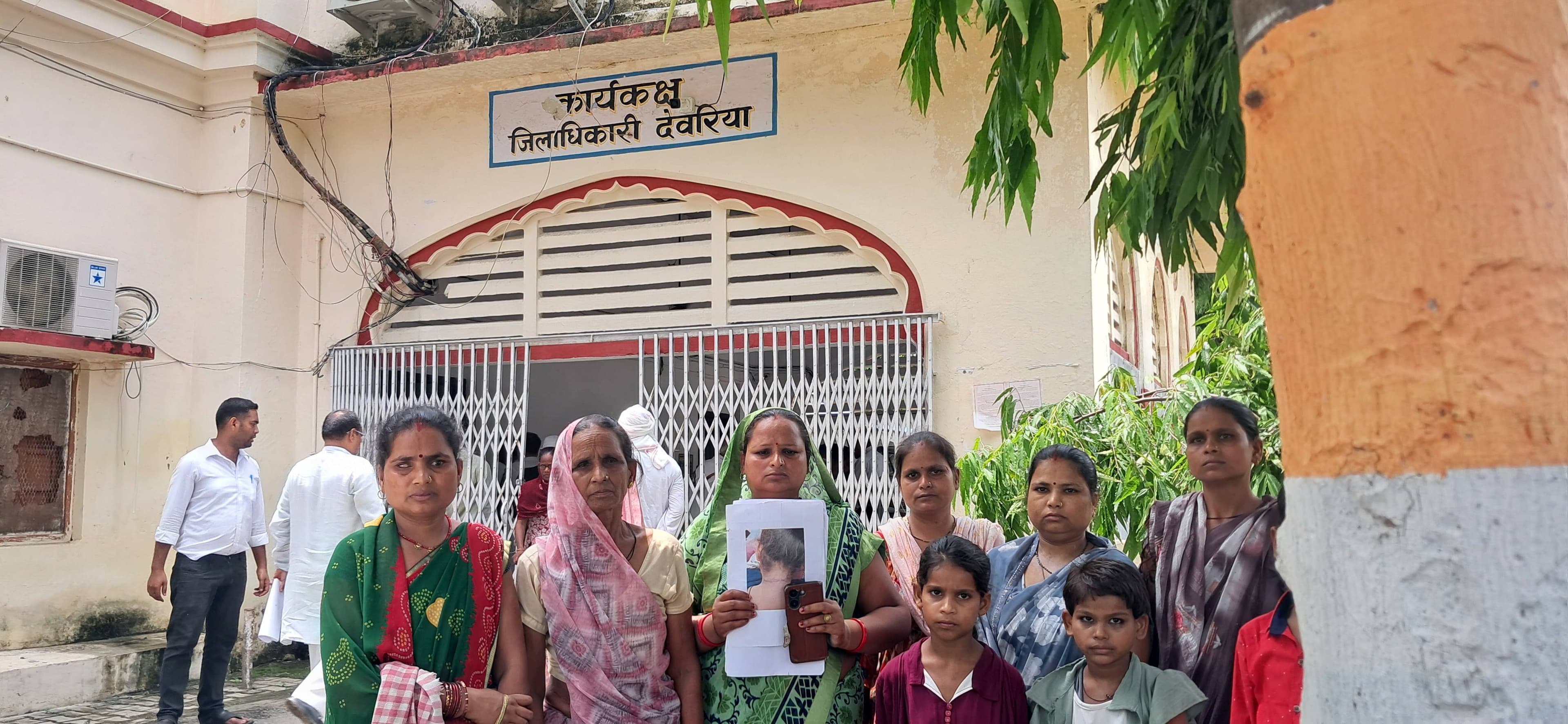 न्यूज़ देवरिया, , बुजुर्ग महिला ने डीएम से लगाई न्याय की गुहार,
