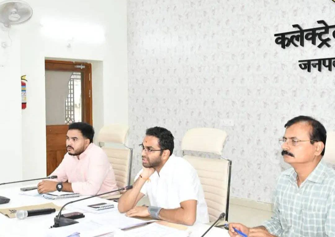 डीएम ने लगाई अफसरों की क्लास, लापरवाही पर सख्त चेतावनी देवरिया। जिलाधिकारी