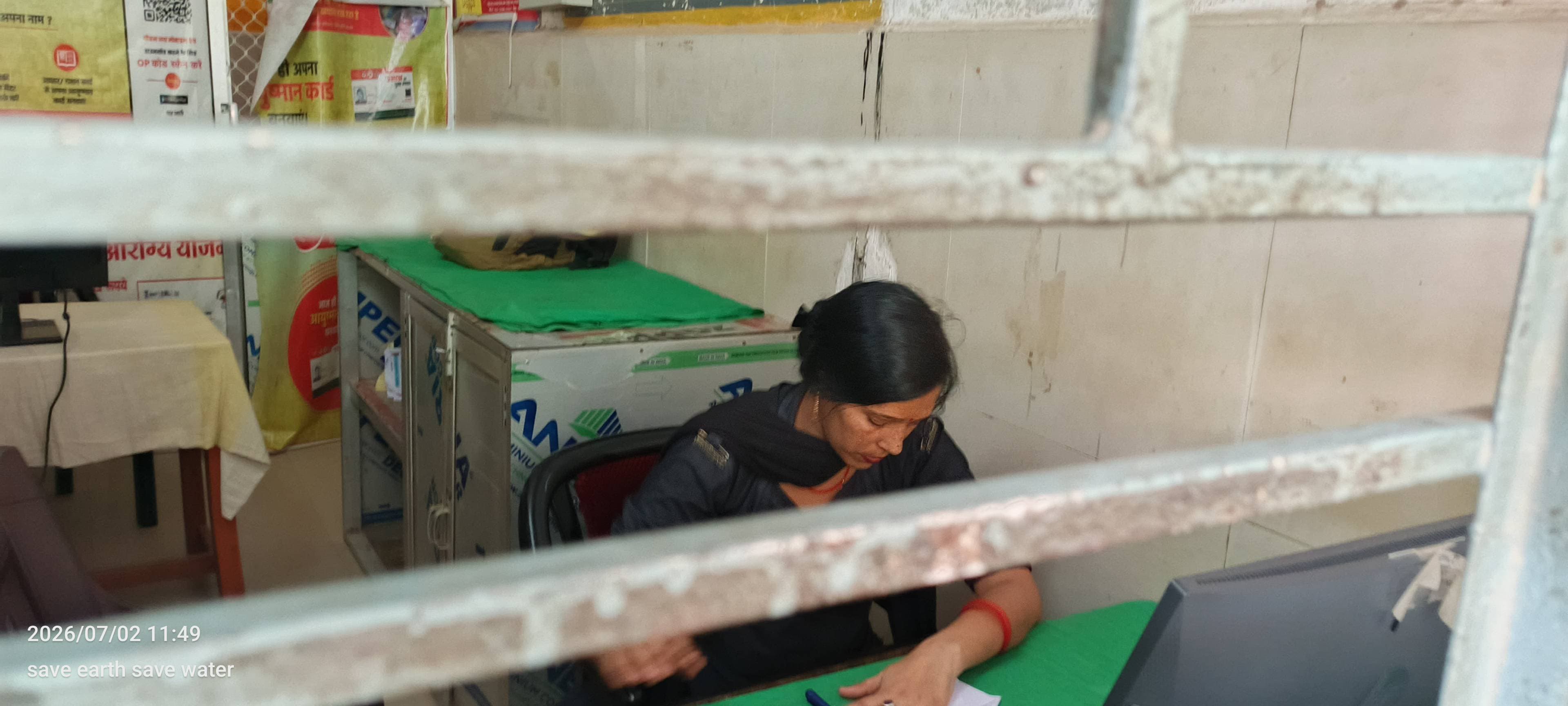 बांसगांव संदेश बरहज सामुदायिक स्वास्थ्य केंद्र बरहज में सिक्योरिटी गार्ड पर्ची काटते