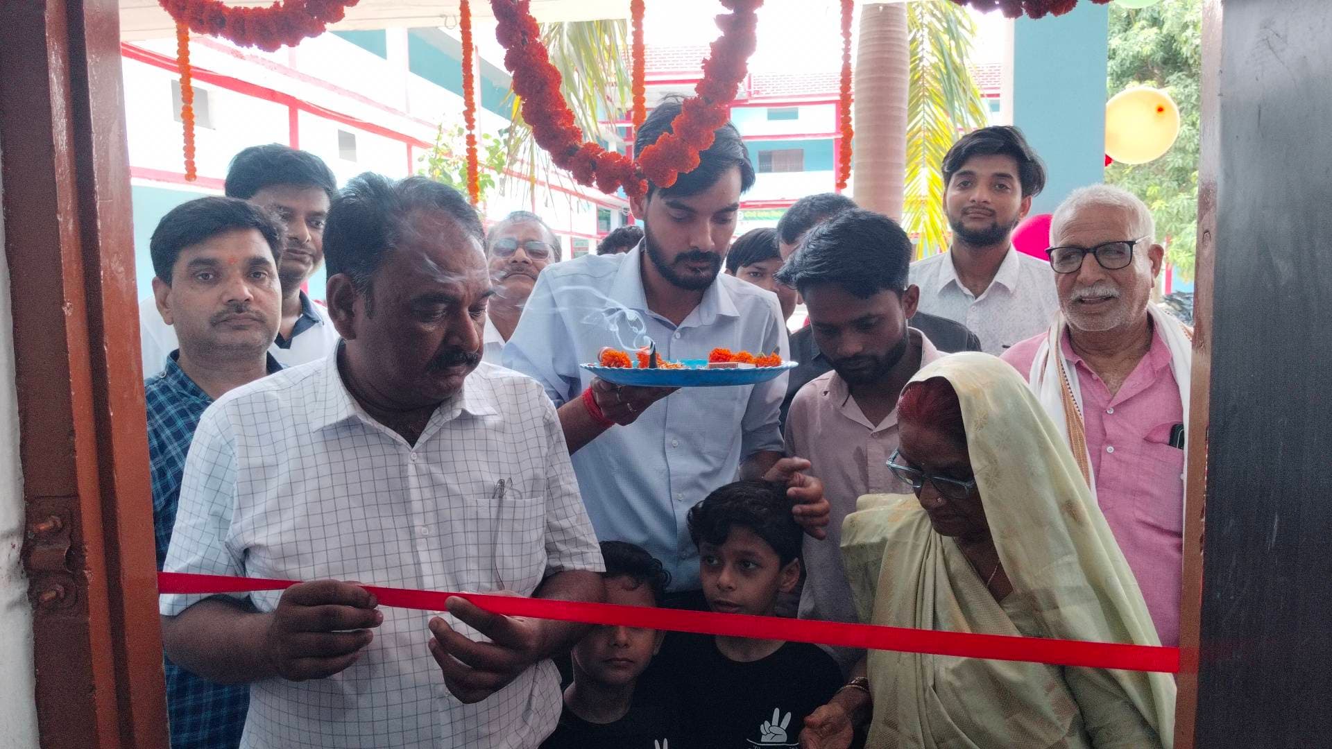 जखनियां में अभिषेक फार्मेसी का भव्य शुभारंभ, आधुनिक स्वास्थ्य सुविधाओं से क्षेत्रवासियों